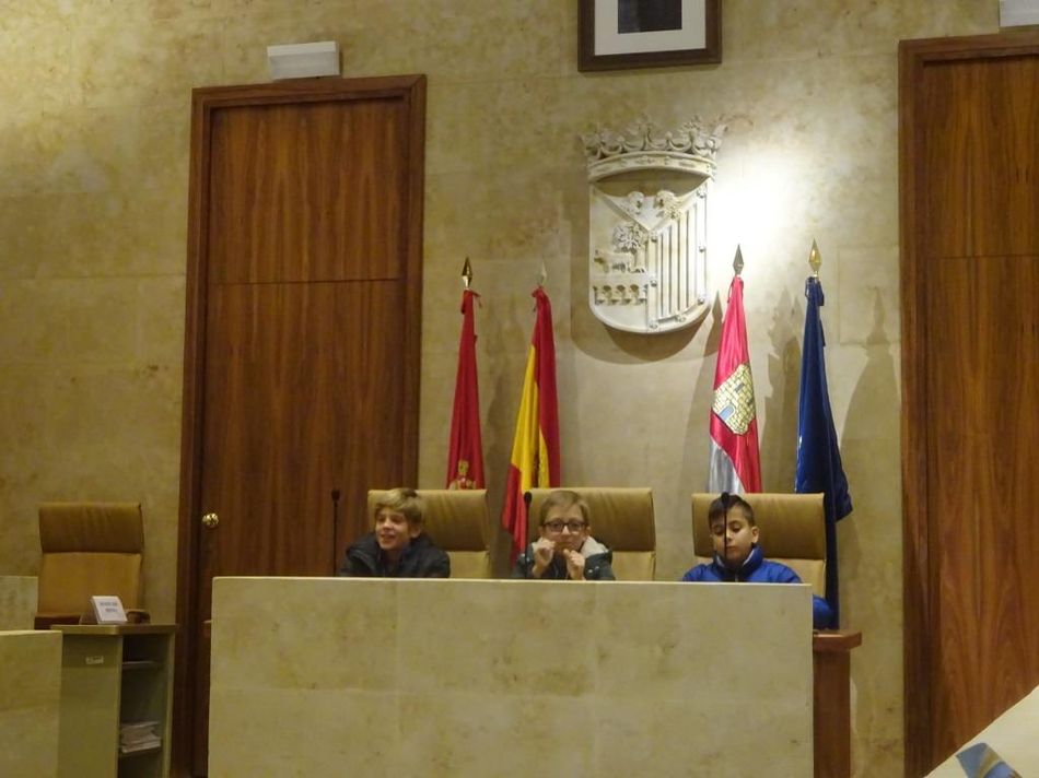 Cuatro alumnos, en el Salón de Plenos del Ayuntamiento.