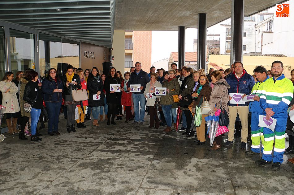 Más de un centenar de personas se ha citado en el Ayuntamiento de Guijuelo para decir no a la violencia de género