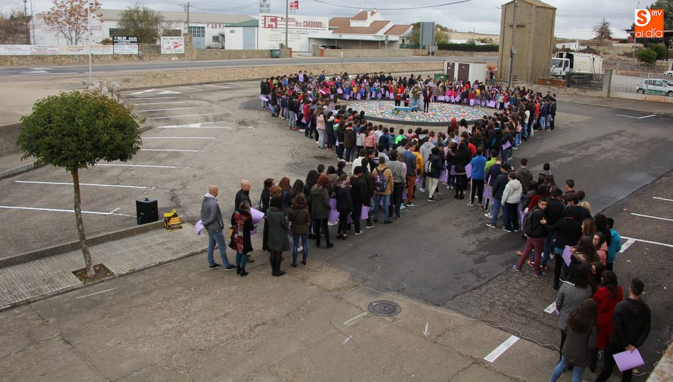 Alumnos y profesores forman un lazo humano en apoyo a las víctimas