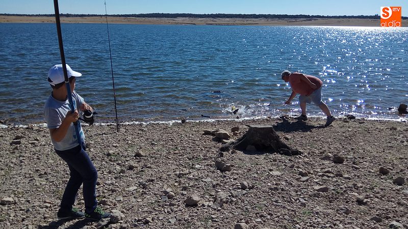 Más de 20.000 aficionados practican la pesca en aguas salmantinas / CORRAL
