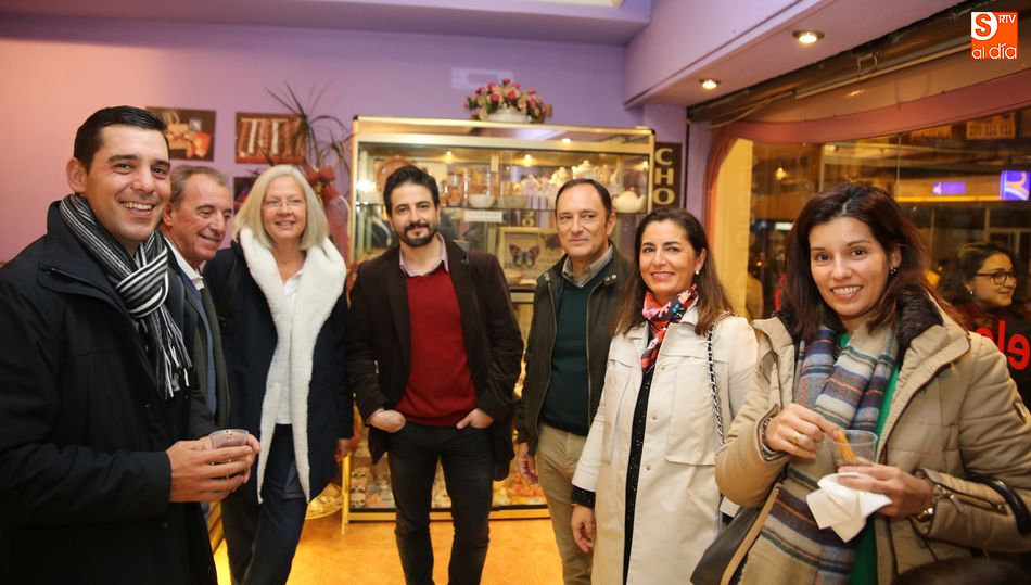 La chocolatada fue todo un éxito entre amigos, clientes y todo aquel que se quiso acercar a Sven. Fotos: Alberto Martín