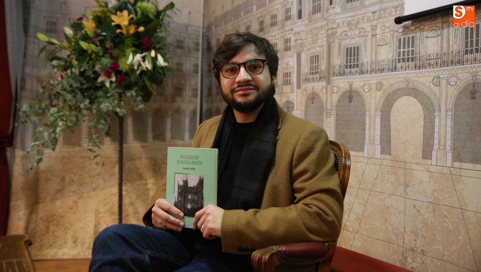 El autor posa para SALAMANCArtvALDIA con un ejemplar de su obra: Fotos: Alberto Martín