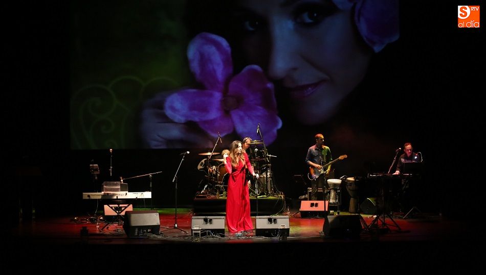 Un instante de la actuación de una de las protagonistas.