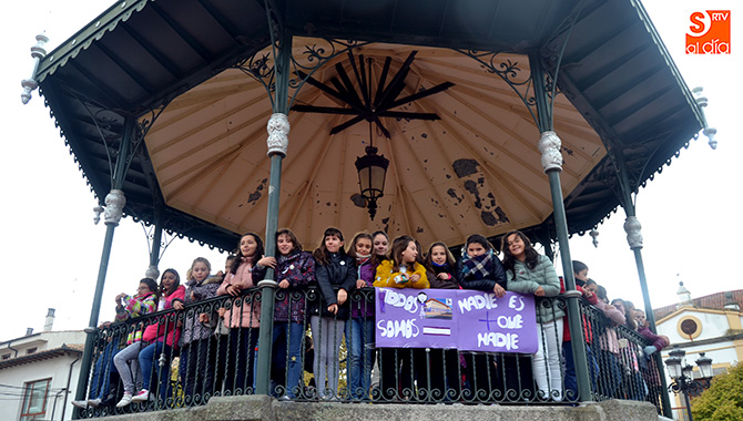 Los escolares de los diferentes centros educativos se unieron al manifiesto contra la Violencia machista pronunciado en la plaza de España