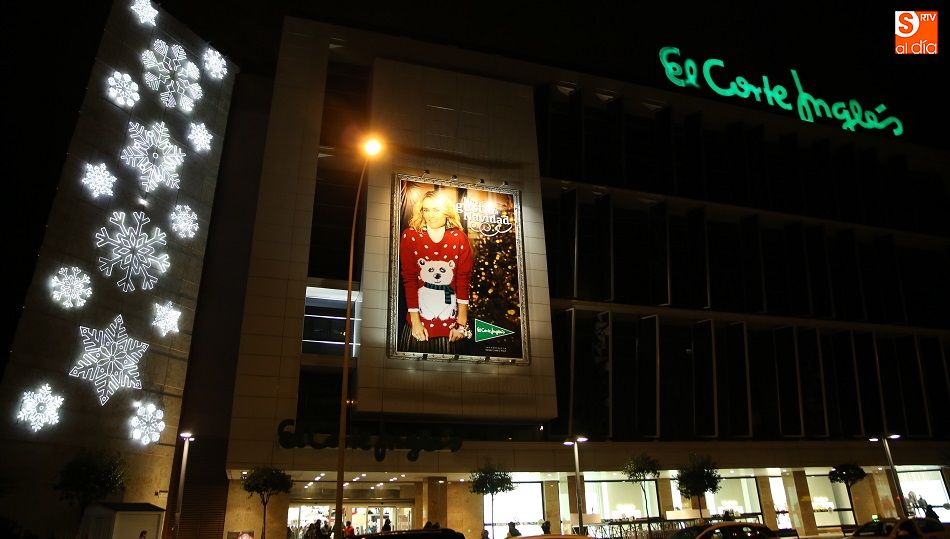 Aspecto que presenta la fachada del gran almacén con su iluminación navideña. Fotos: Alberto Martín
