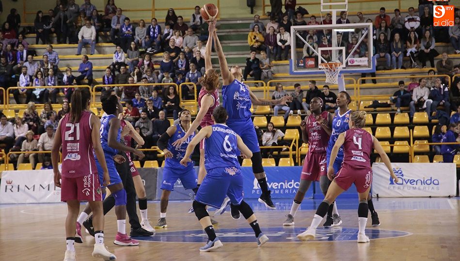 Erika de Souza, en el salto inicial del último partido liguero en Würzburg. Foto: Alejandro López