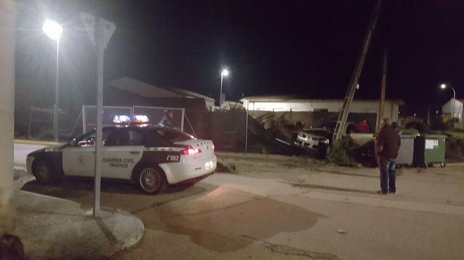 Un coche se empotra contra un poste de la luz en Pelabravo  