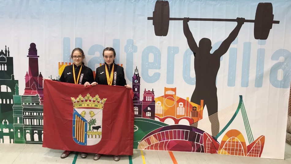 Las dos halteras salmantinas posan con la bandera de Salamanca en el Nacional