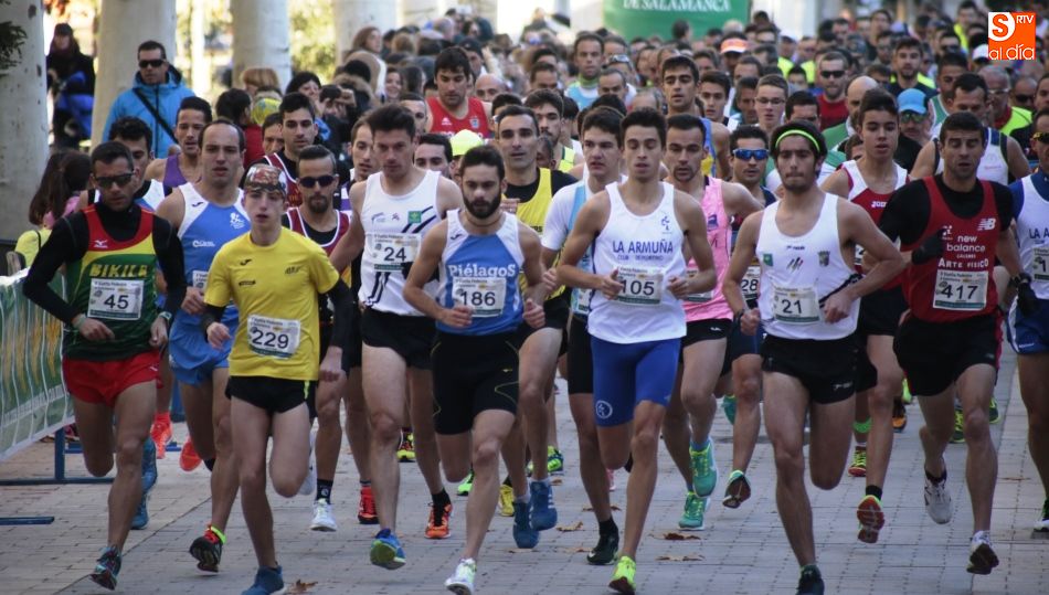 Momento de la salida de la carrera absoluta