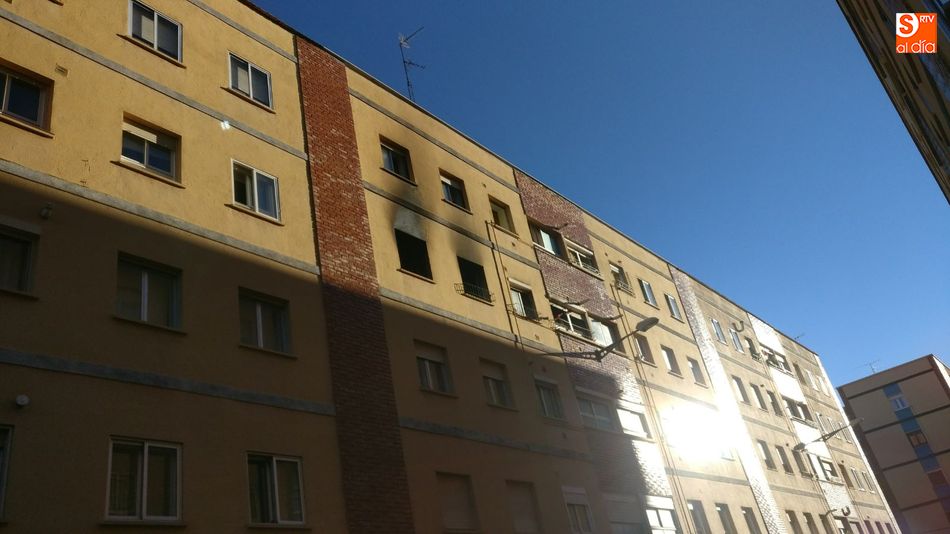 Dos intoxicados por humo en un espectacular incendio en una vivienda de la calle Alhelíes