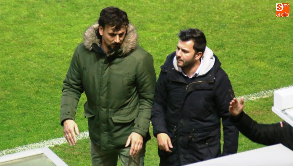 Tom, a la izquierda, junto a Astu, abandonan el campo de juego