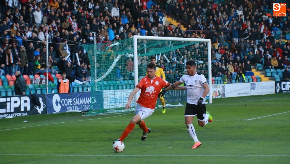 El delantero mexicano trata de interceptar el balón en un despeje de Antonio León. Foto: Alberto Martín.