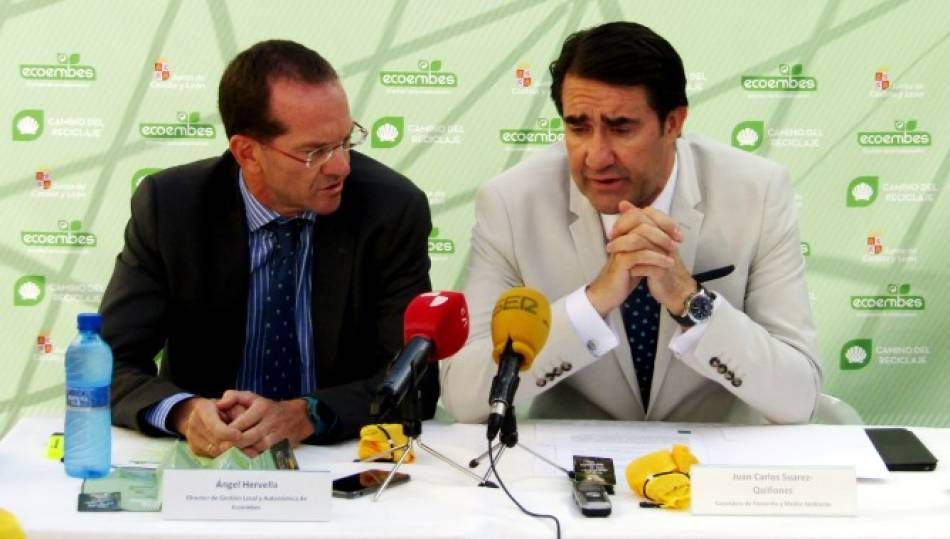 El consejero de Fomento y Medio Ambiente, Juan Carlos Suárez-Quiñones, y Ángel Hervella, director de Gestión Local y Autonómica de Ecoembes