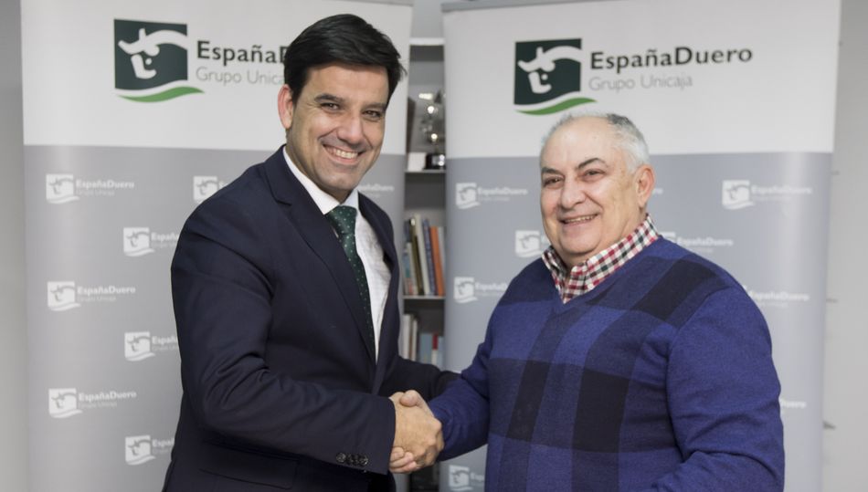 Manuel Rubio, director territorial de EspañaDuero; y Artemio Ángel de Santiago, presidente del Colegio Oficial de Protésicos Dentales de Castilla y León