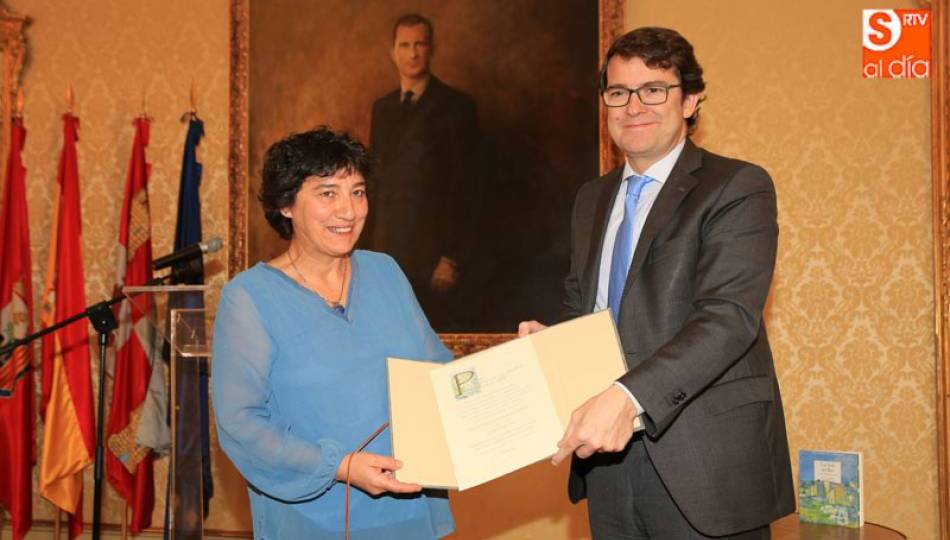 Amalia Iglesias recibiendo el premio de manos del alcalde de Salamanca