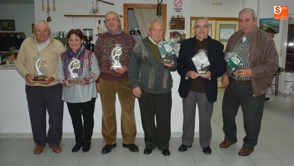 Campeones y subcampeones tras recibir sus respectivos trofeos / RREP. GRÁFICO: INFOTUR