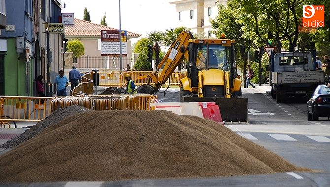 Obras en una calle de Salamanca para arreglar el suministro de agua