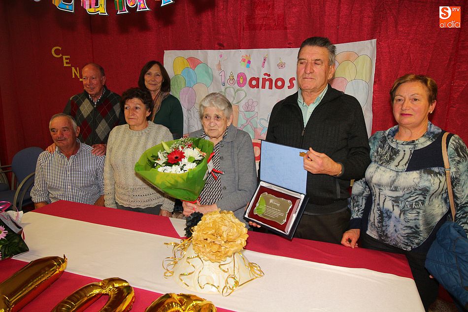 Amalia Gutiérrez cumple cien años rodeada de amigos y familiares en la residencia de Guijuelo