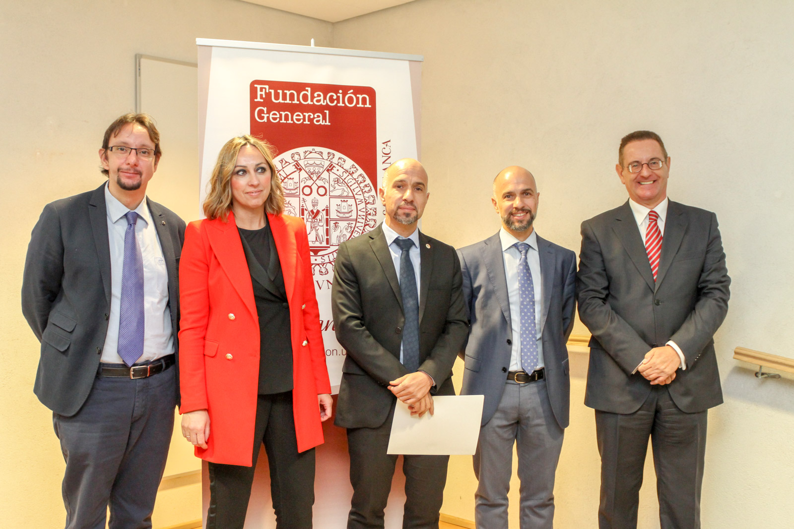 El director de la Fundación General de la Universidad de Salamanca (USAL), Óscar González, junto al decano de la Facultad de Económicas de la USAL, Javier González, y la directora de Zona en Salamanca de Santander España (Banco Santander)