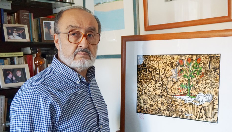 Sergio Macías con el grabado de Luis Cabrera (Foto de Raúl Hernández)