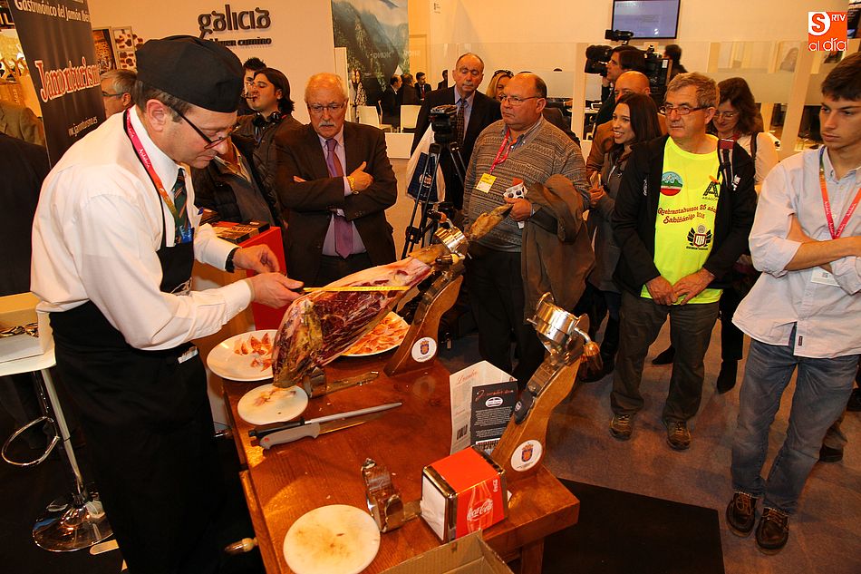Las degustaciones en el stand de Guijuelo de FITUR atraen a cientos de personas al día
