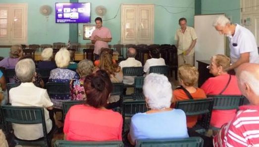 Los asistentes pudieron ver unos audiovisuales sobre la violencia de género