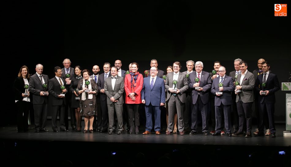 La consejera y representantes de los hosteleros posan con todos los premiados. Foto: Alberto Martín