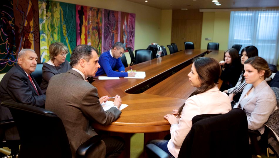 Reunión del secretario general de la Consejería de la Presidencia, José Manuel Herrero, con las beneficiarias de estas becas