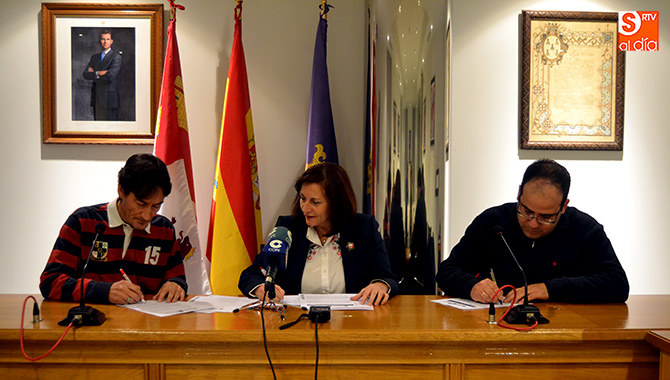 La alcaldesa Carmen Ávila y los párrocos Lauren Sevillano y Fernando García firmaban hoy el convenio de colaboración para el nuevo proyecto iconográfico