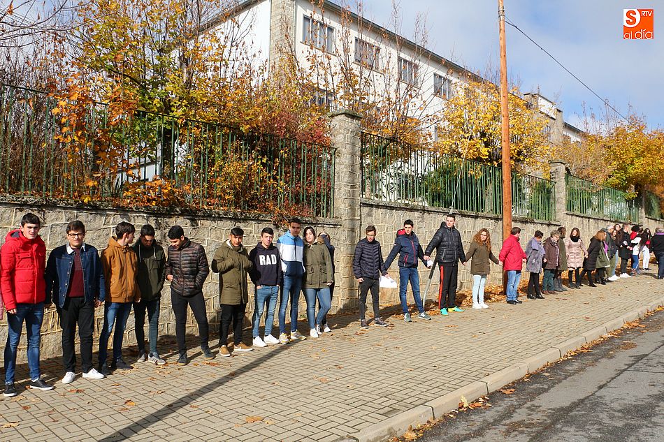 Los alumnos y profesores del IES Vía de la Plata han formado una cadena humana contra la violencia de género
