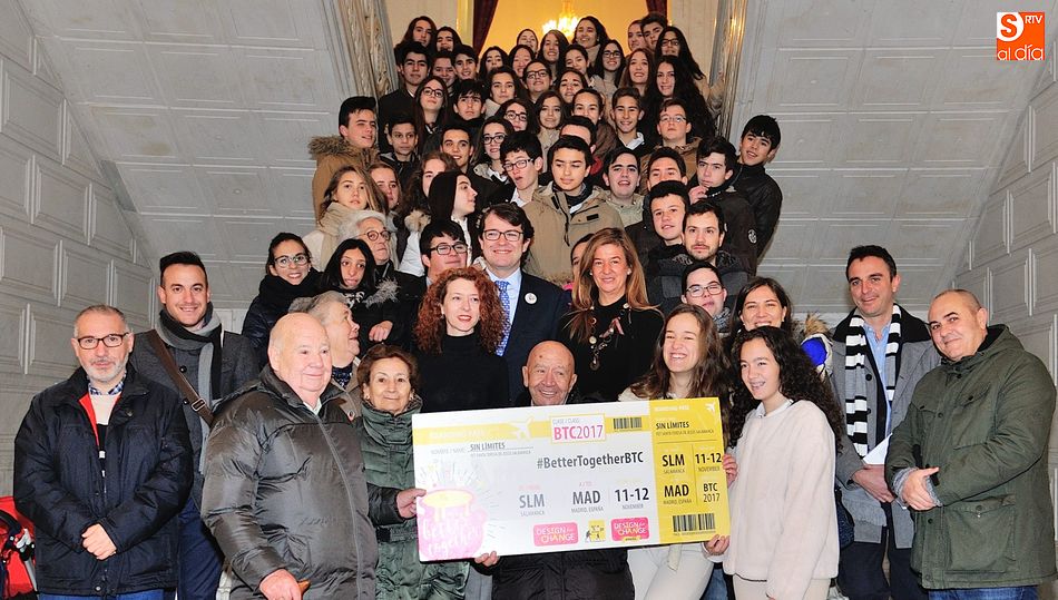 El alcalde de Salamanca, Alfonso Fernández Mañueco, en el centro, junto a los escolares del Colegio Santa Teresa de Jesús