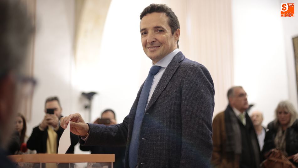 Momento de la votación del candidato a rector Juan Manuel Corchado