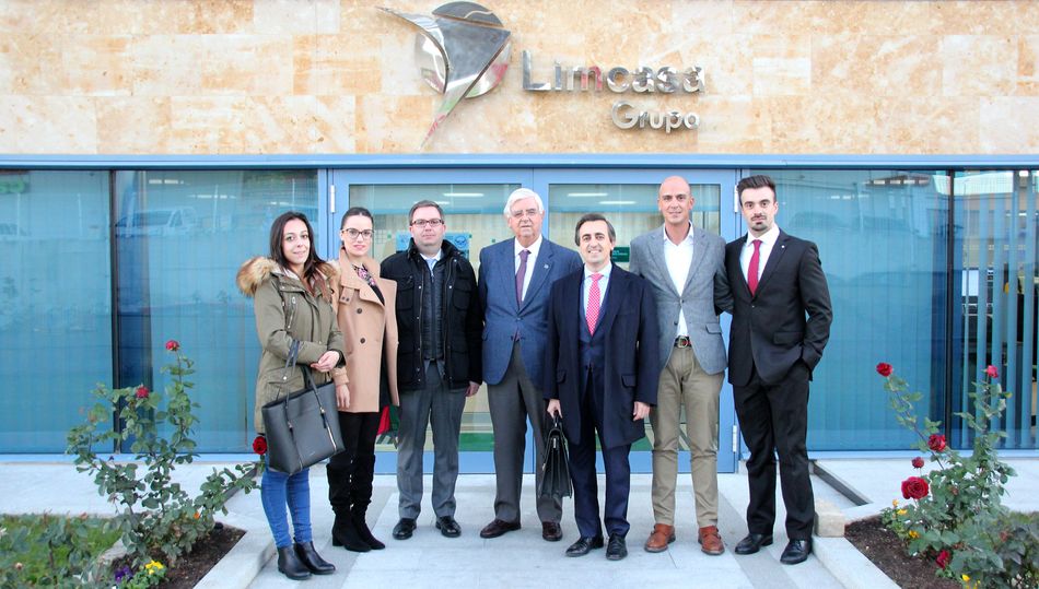 Alumnos de la USAL en las instalaciones de LIMCASA junto a miembros de Simón-Moreton Auditores.