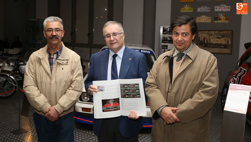 El autor, con su obra y los responsables de la presentación. Fotos: Alberto Martín