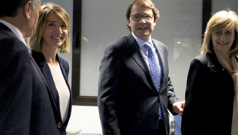 Mañueco y Alicia García, antes de dirigirse a los medios de comunicación.