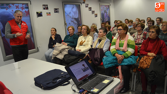 La Asamblea de Cruz Roja en Peñaranda acogía este jueves la charla La salud de los huesos