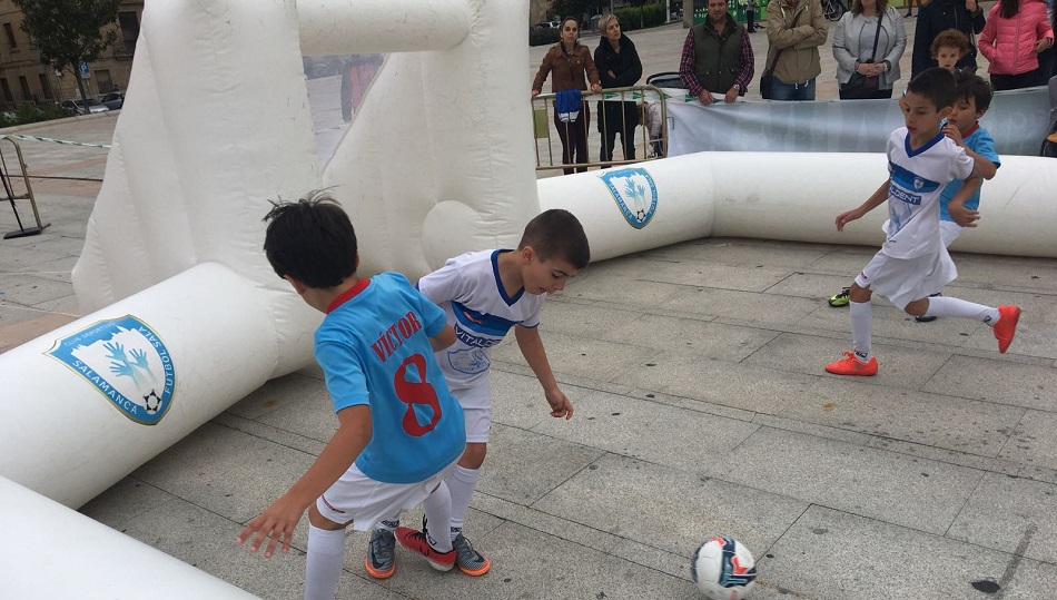 Varios niños disfrutan de una actividad del club.