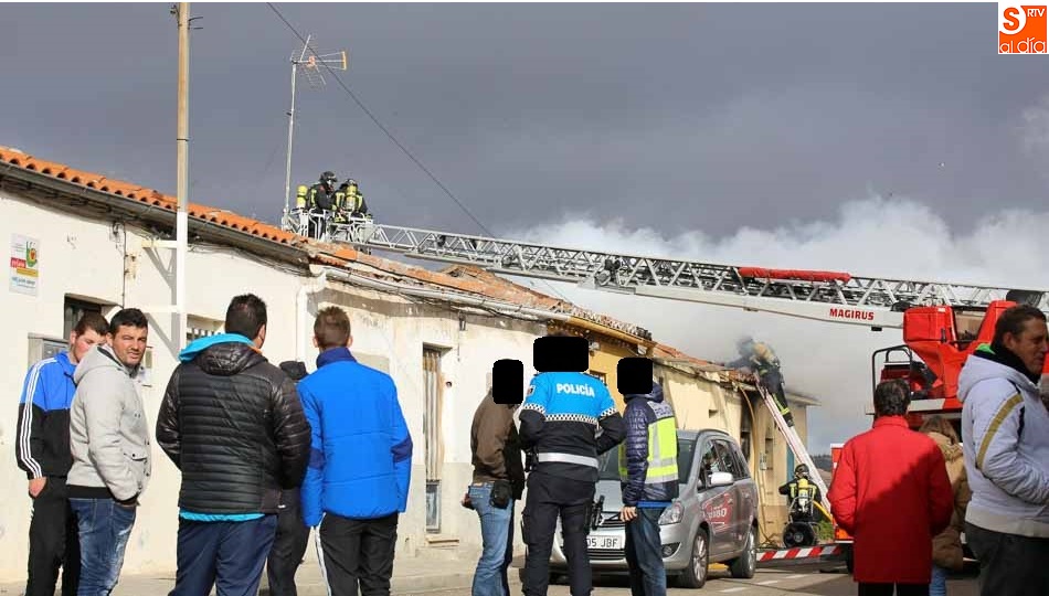 Intervención de los Bomberos ante la mirada de algunos vecinos de la zona