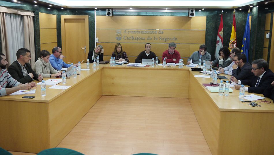 El alcalde y los concejales de Carbajosa, durante el pleno celebrado el jueves.