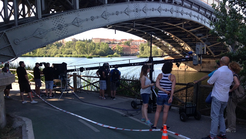 Instalación de una grúa panorámica en el Tormes durante la grabación.