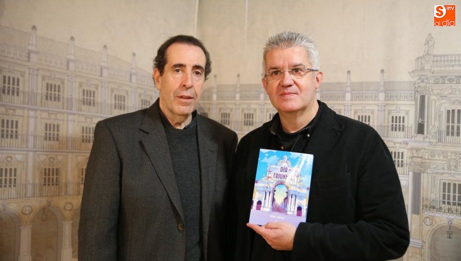 El autor, junto al responsable de la presentación. Fotos: Alberto Martín.