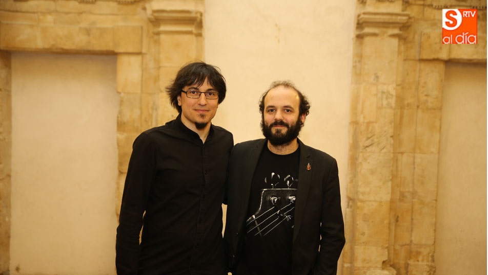 El director salmantino, con uno de sus colaboradores. Fotos: Alberto Martín