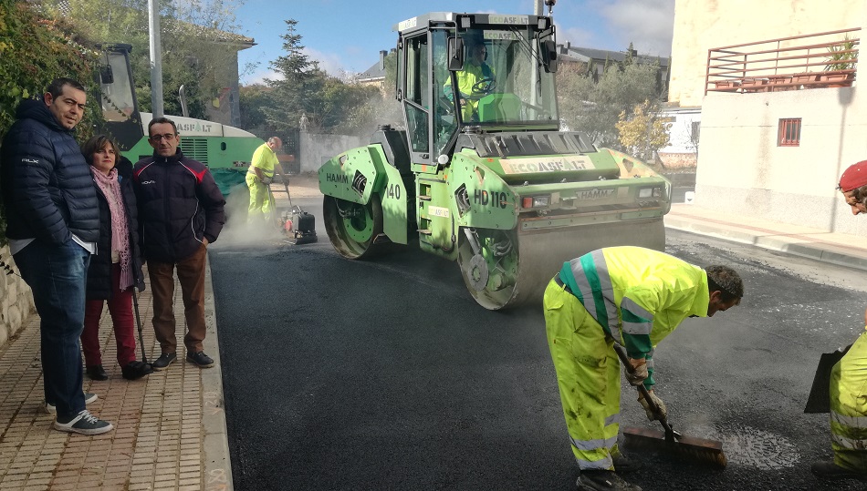 El concejal de Urbanismo de Villares, Miguel Ángel Pérez, y la alcaldesa pedánea, Cristina Paniagua, supervisan las obras.