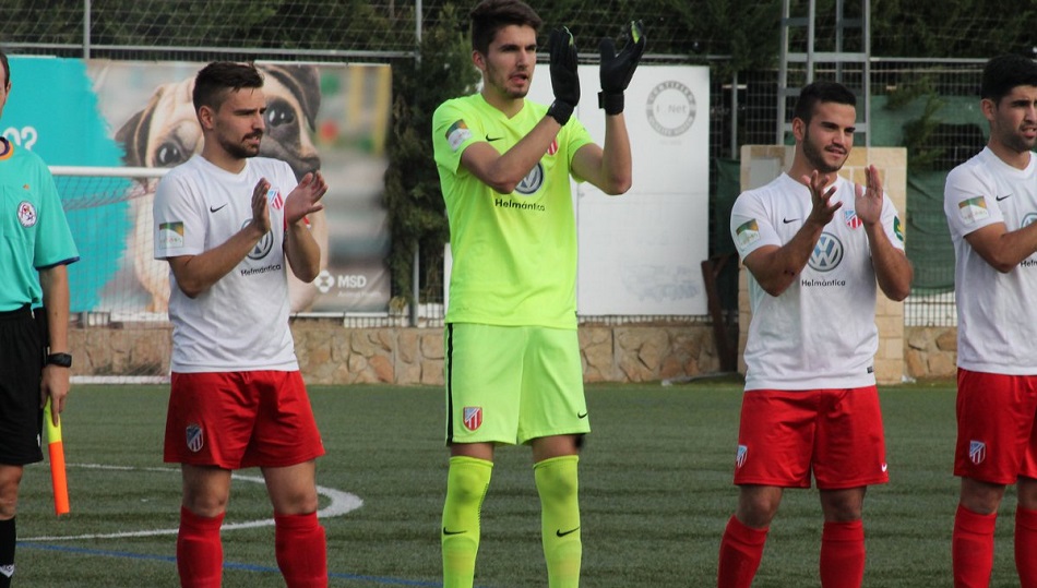 Los jugadores del Santa Marta saludan antes de un partido. Foto: UD Santa Marta TW