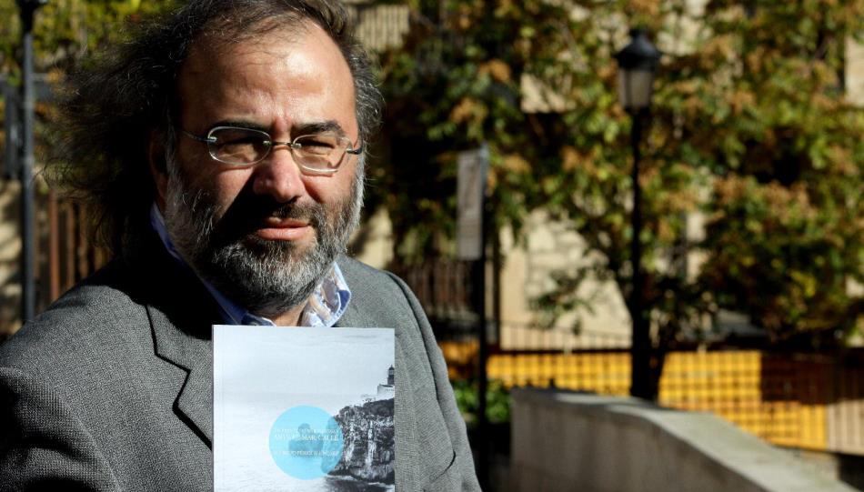 Alfredo Pérez Alencart con su nuevo libro /  Foto de José Amador Martín