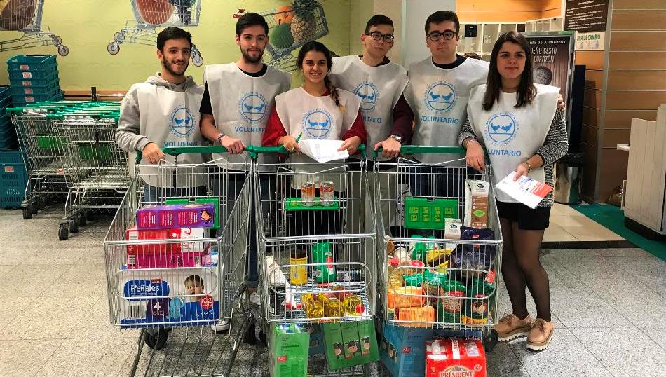 Voluntarios del Colegio Mayor Oviedo en El Corte Inglés