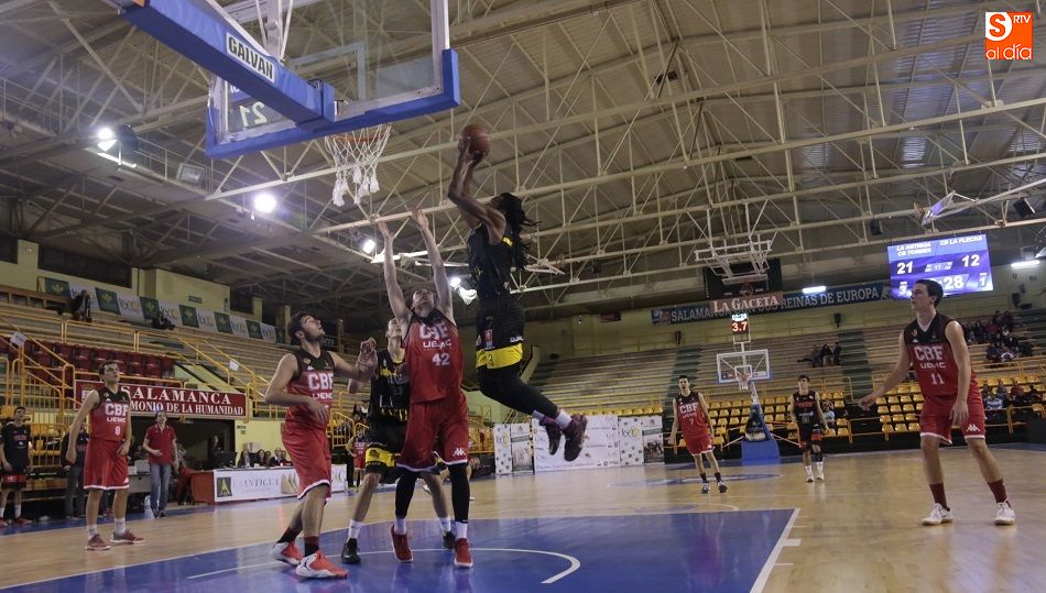 Espectacular vuelo de uno de los americanos del CB Tormes en el partido de hoy. Fotos: Alejandro López