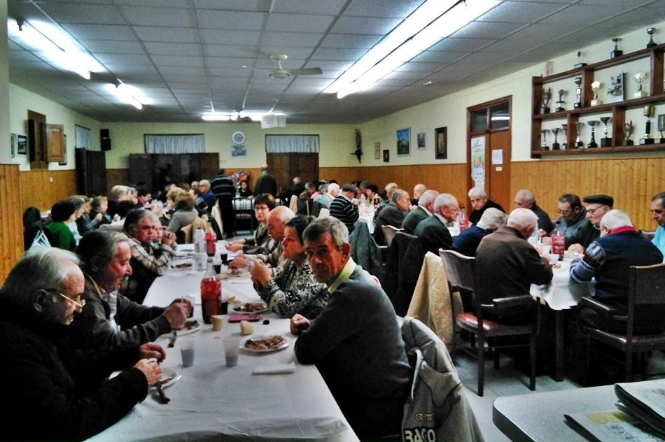 Los socios y amigos se han reunido este fin de semana en el Hogar del Jubilado para compartir una rica merienda