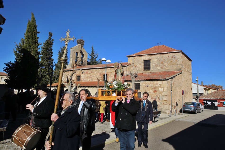 Procesión en honor a Santa Bárbara en Aldeatejada
