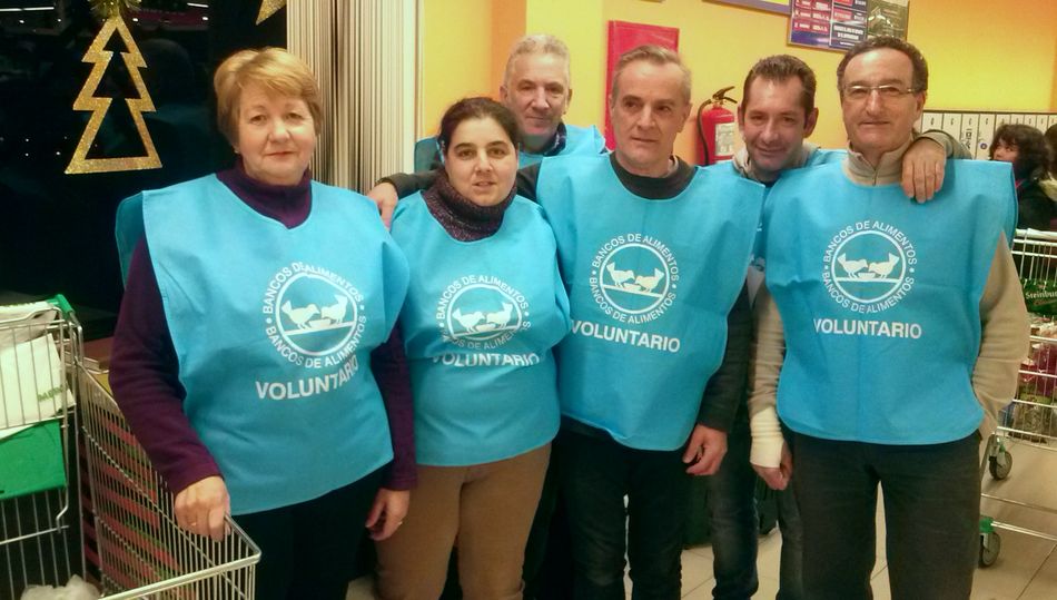 Voluntarios participantes en la campaña de recogida de alimentos